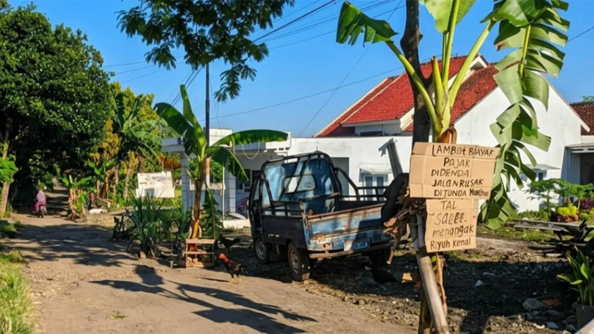 PENANDA: Pohon pisang yang sempat ditanam warga di ruas jalan Gondosuli (dok Jawa Pos radar Bromo)