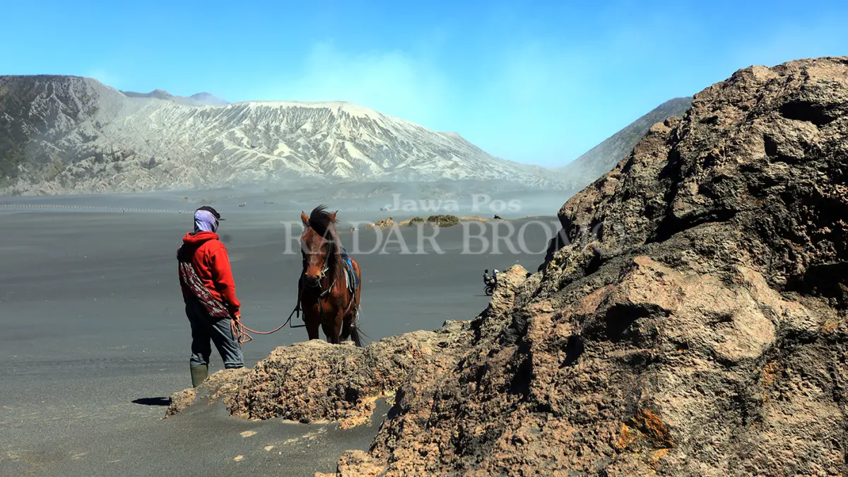 Salah satu sudut kawasan lautan pasir Bromo. Tahun ini Balai Besar Taman Nasional Bromo Tengger Semeru (BB TNBTS) mulai merealisasikan penataan Jalur Lingkar Kaldera Tengger (JLKT). (Dok. Radar Bromo)