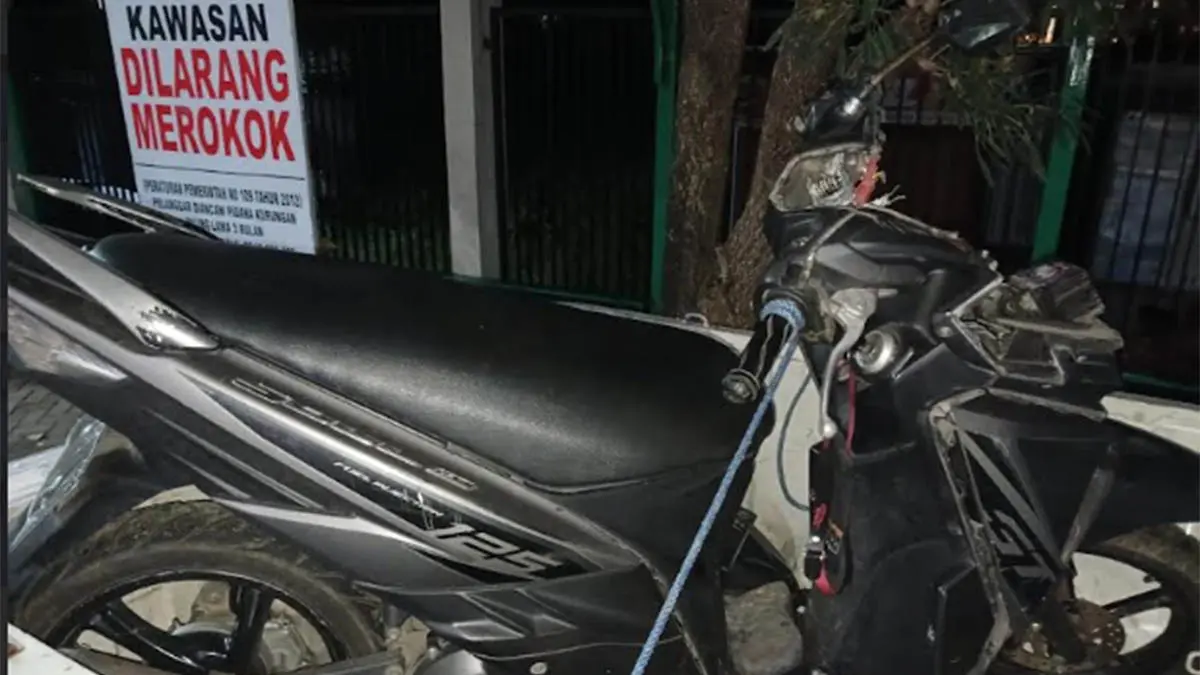SUDAH DIAMANKAN: Motor Yamaha Mio Soul milik korban setelah mengalami kecelakaan tunggal dengan tabrak tiang telepon. (Foto: Polres Pasuruan for Jawa Pos Radar Bromo)