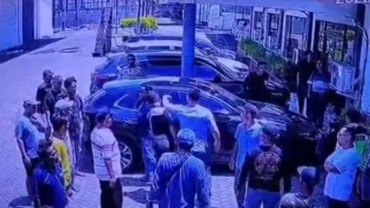 TEREKAM: Penggalan video saat terjadi aksi perusakan HP dan pemukulan HP yang dilakukan oknum kades di Gempol beberapa waktu lalu. (Screenshot)