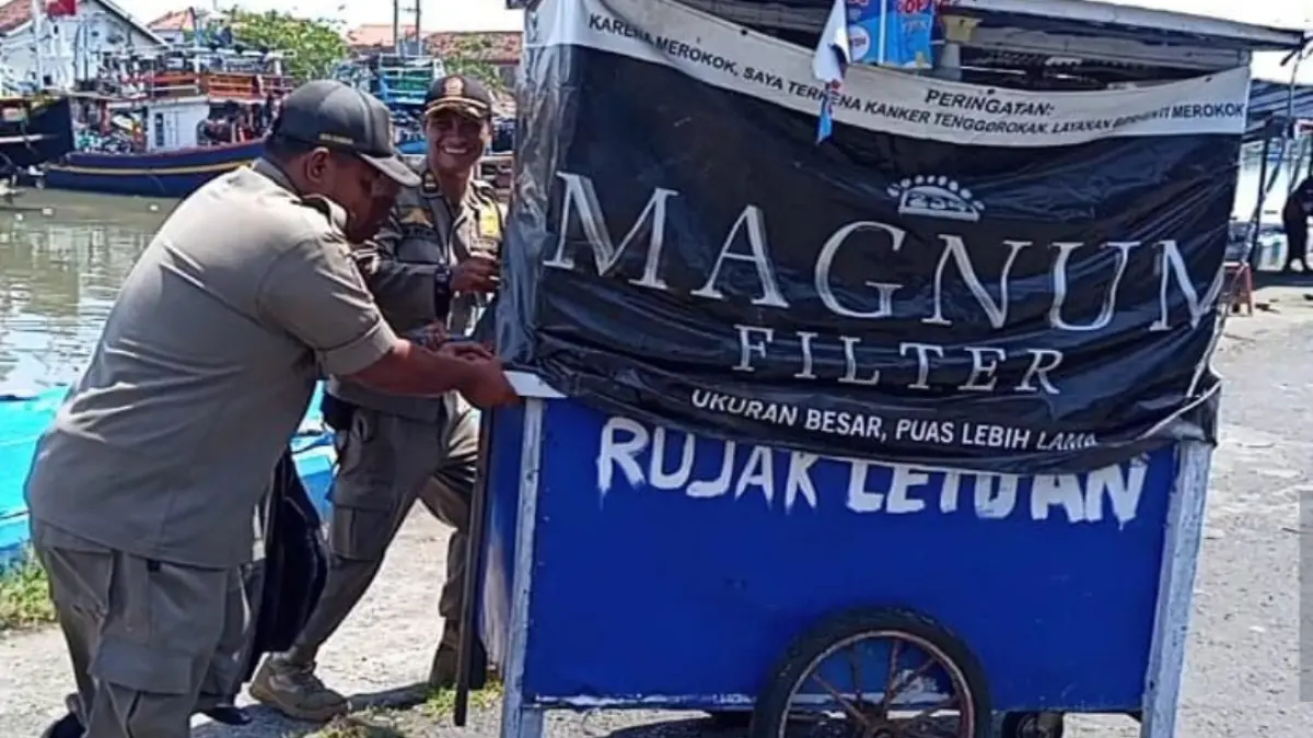 DIANGKUT: Anggota Satpol PP Kota Pasuruan mengamankan barang-barang PKL dari Pelabuhan dan Pasar Besar, Senin (6/4). (SATPOL PP KOTA PASURUAN FOR JAWA POS RADAR BROMO)