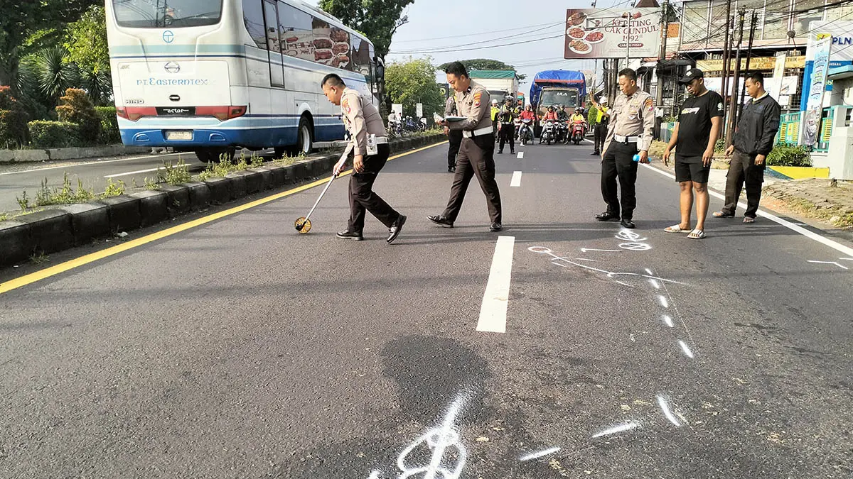 PENYELIDIKAN: Petugas kepolisian saat melakukan olah TKP insiden kecelakaan yang menewaskan korban. Diduga, korban mengantuk saat berkendara. (Rizal Syatori/Radar Bromo)