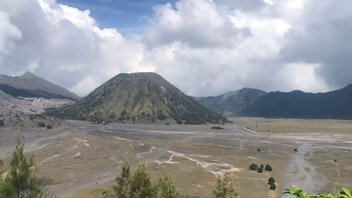 SEPI: Kondisi Lautan Pasir Gunung Bromo, tampak sepi karena dilakukan penutupan untuk pemulihan ekosistem, Senin (6/4). (INNEKE AGUSTIN/JAWA POS RADAR BROMO)