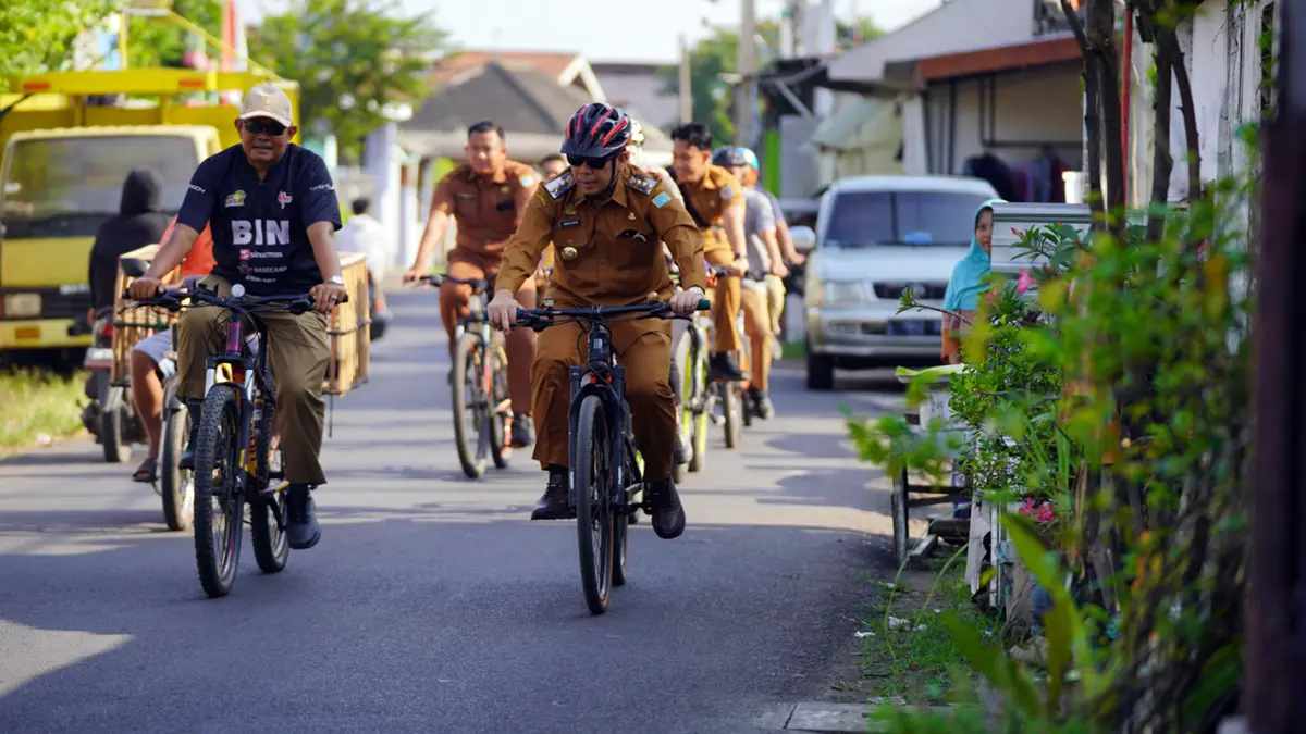 Wali Kota Probolinggo Dokter Aminuddin (depan, kanan) saat memimpin rombongan yang melakukan kunjungan ke kebun anggur dengan naik sepeda onthel sebagai kampanye bike to work untuk efisiensi BBM, Selasa (7/4). 