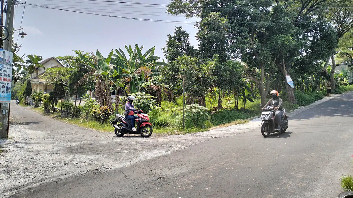ALIHKAN: Kendaraan yang sementara dialihkan ke jalan pemukiman. Hanya kendaraan roda dua dan kendaraan kecil yang bisa melintas. (Rizal Syatori/Radar Bromo)