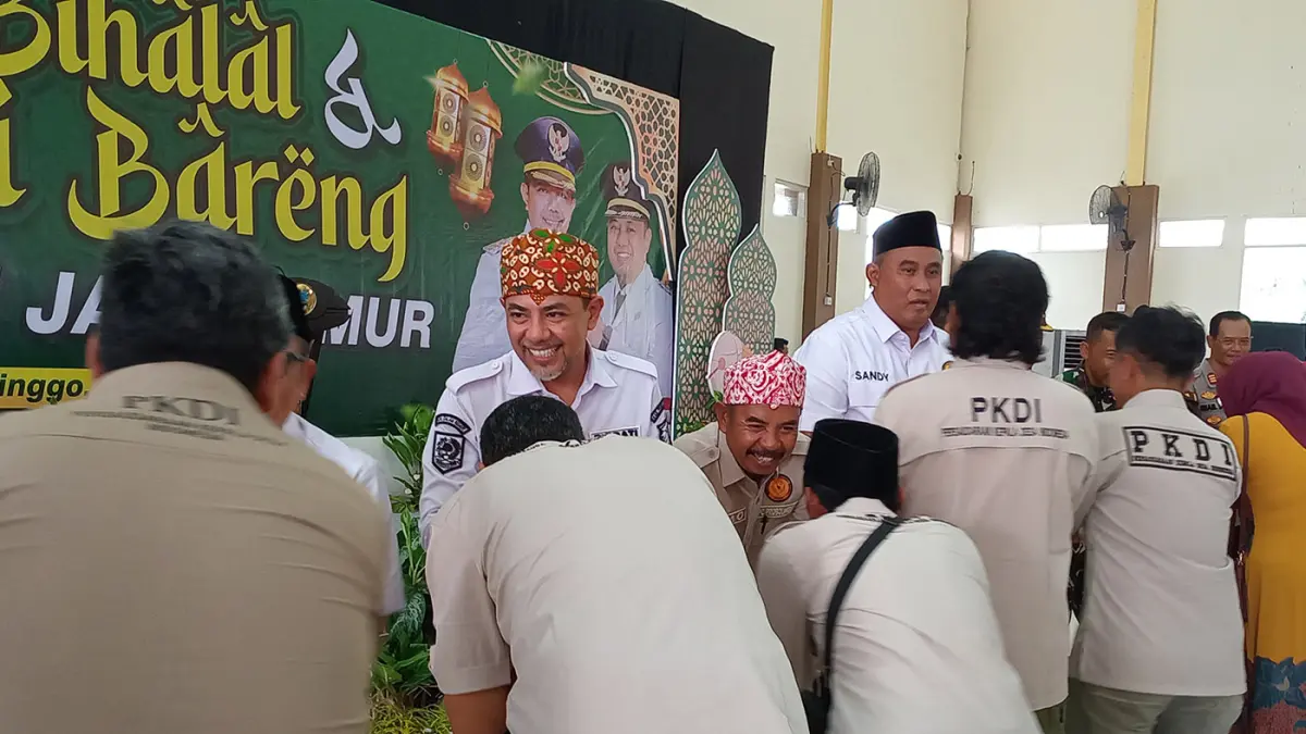 BERSALAMAN: Bupati Probolinggo dr. Mohammad Haris didampingi Ketua PKDI Kabupaten Probolinggo Sanemo bersalaman di momen Halal bihalal PKDI.