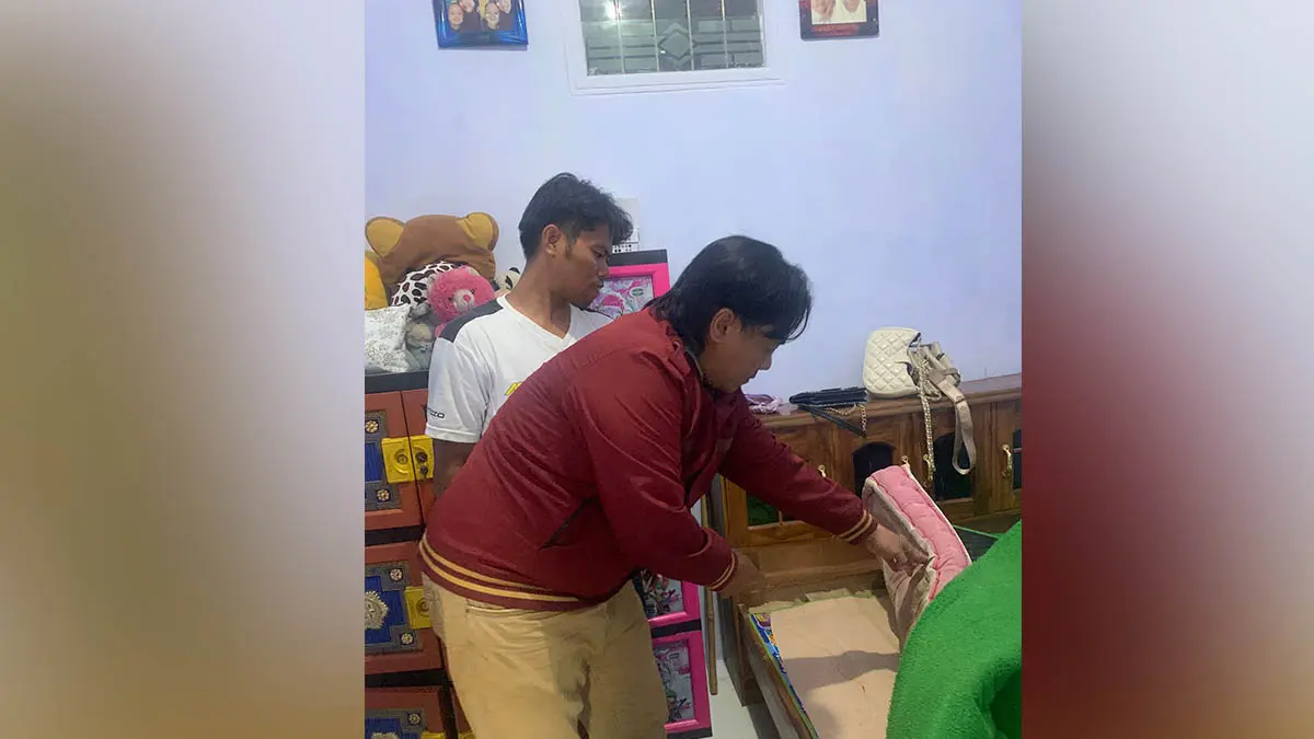 CARI PETUNJUK: Polisi melakukan olah TKP di rumah Hunaina yang dirampok Senin (6/4) dini hari lalu. (Foto: Polres Pasuruan for Jawa Pos Radar Bromo)