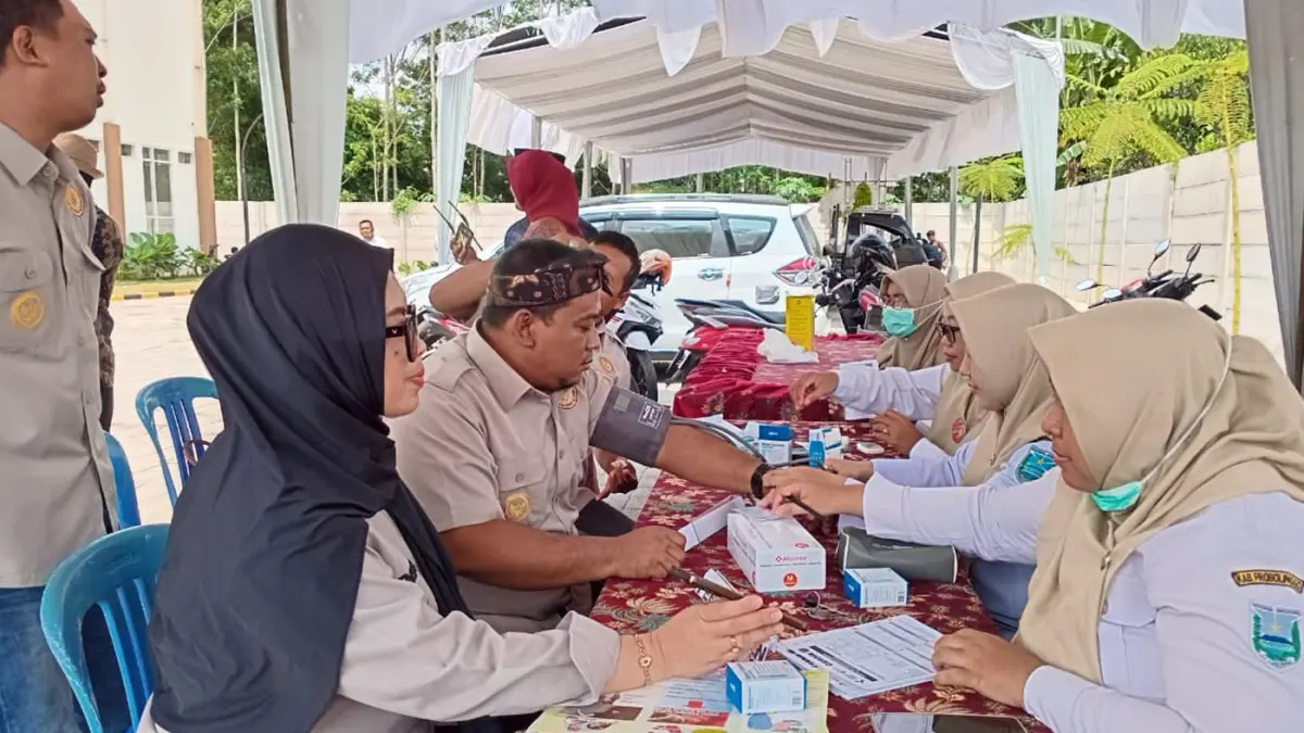 
CEK KESEHATAN: Pengurus PKDI Kabupaten Bojonegoro tertarik ikut chek up kesehatan gratis yang di gelar oleh PKDI Kabupaten Probolinggo di sekitar venue acara.
