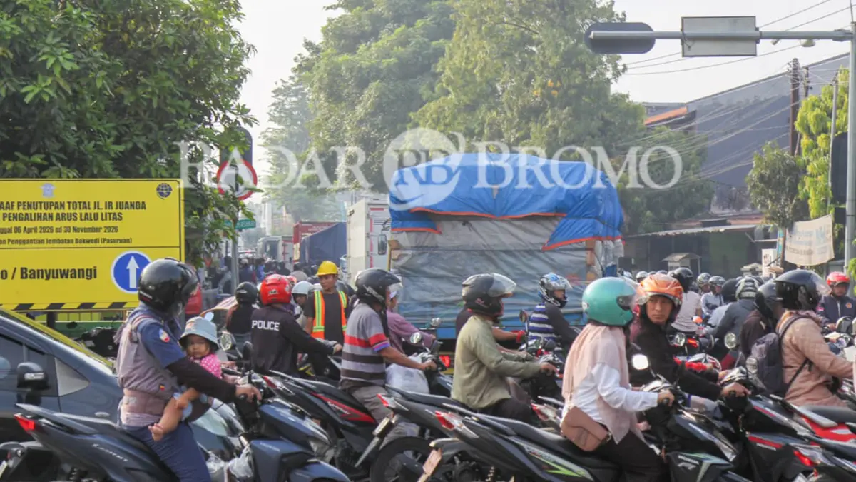 CROWDED: Kondisi penumpukan kendaraan di jalur alternatif imbas ditutupnya total jembatan Bok Wedi Pasuruan. (Mokhamad Zubaidillah/ Radar Bromo)