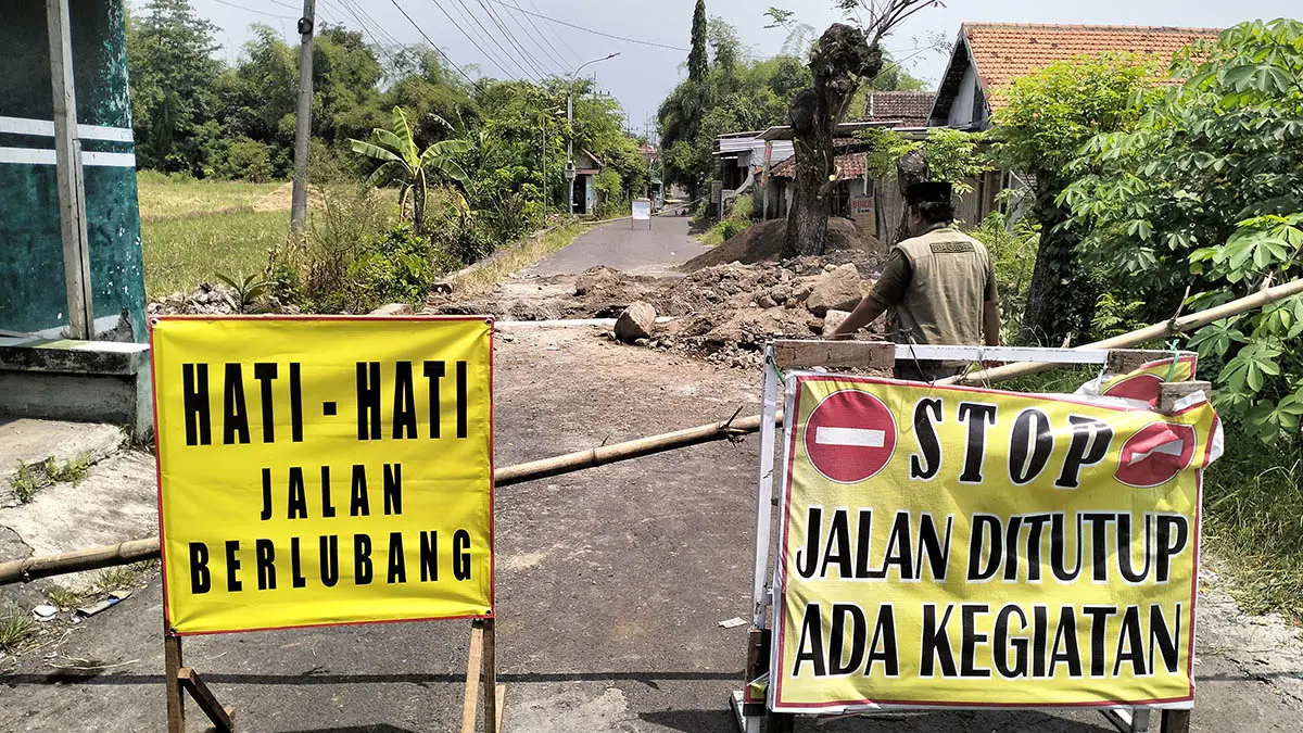 DITUTUP: Akese jalan Kepulungan-Randupitu, Kecamatan Gempol, yang ditutup sementara sambil menunggu proyek perbaikan gorong-gorong tuntas. (Rizal Syatori/Radar Bromo)