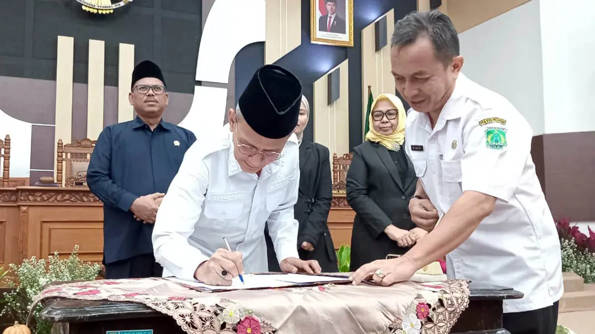 EKSEKUTIF: Wakil Bupati Pasuruan HM Shobih Asrori saat menerima dan menandatangani rekomendasi LKPj tahun anggaran 2025. (Istimewa)