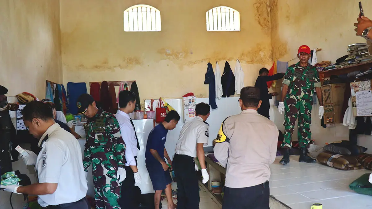 GELEDAH : Petugas gabungan menggeledah hunian warga binaan Rutan kelas IIB Kraksaan. (Rutan For Jawa Pos Radar Bromo)