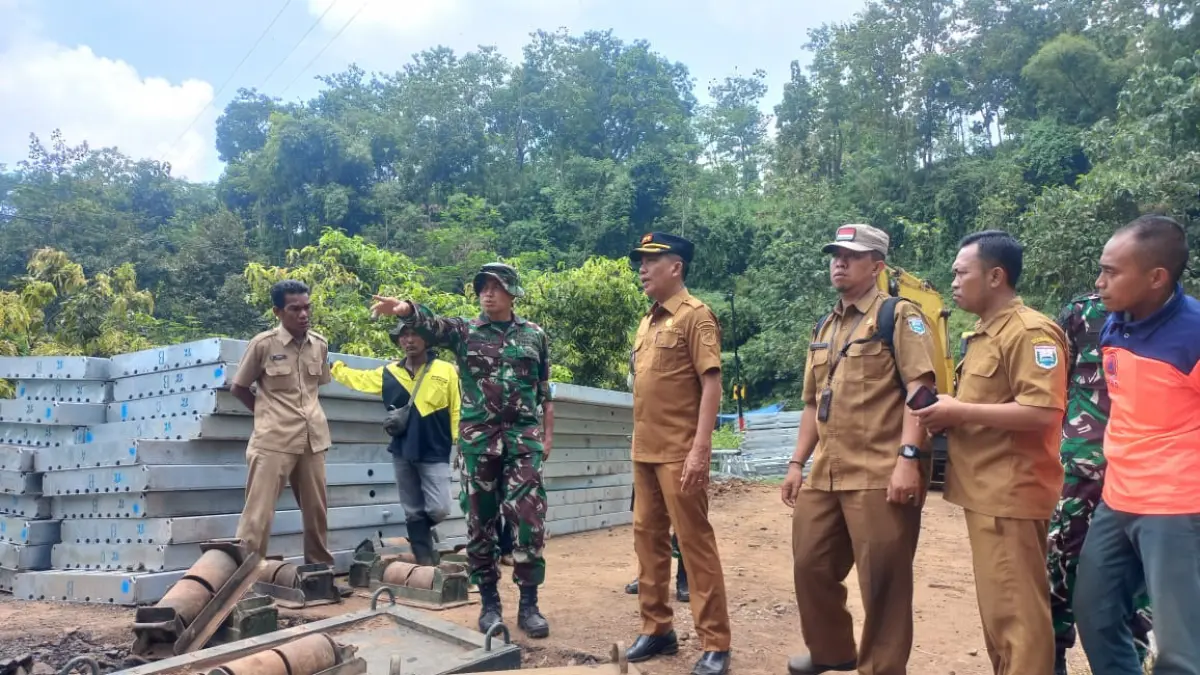 KOORDINASI: Danki Zipur 5/ABW Malang Kapten CZI Ronny Malianto berkoordinasi dengan sejumlah stakeholder terkait di lokasi Jembatan Duren, Desa Negororejo, Kecamatan Lumbang, Selasa (7/4). (INNEKE AGUSTIN/JAWA POS RADAR BROMO)