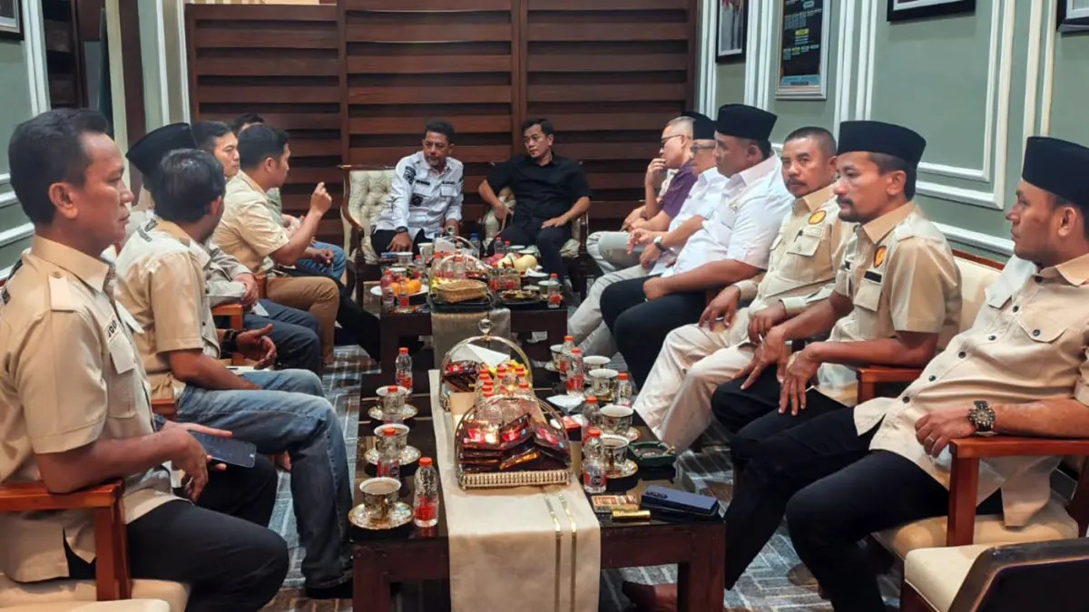 KOORDINASI: Ketua Dewan Pembina PKDI Pusat Gus Muhammad Yusuf (baju hitam) bersama Bupati Probolinggo dr. Mohammad Haris, saat audiensi bersama pengurus DPD PKDI Jawa Timur dan DPC PKDI Kabupaten Probolinggo.