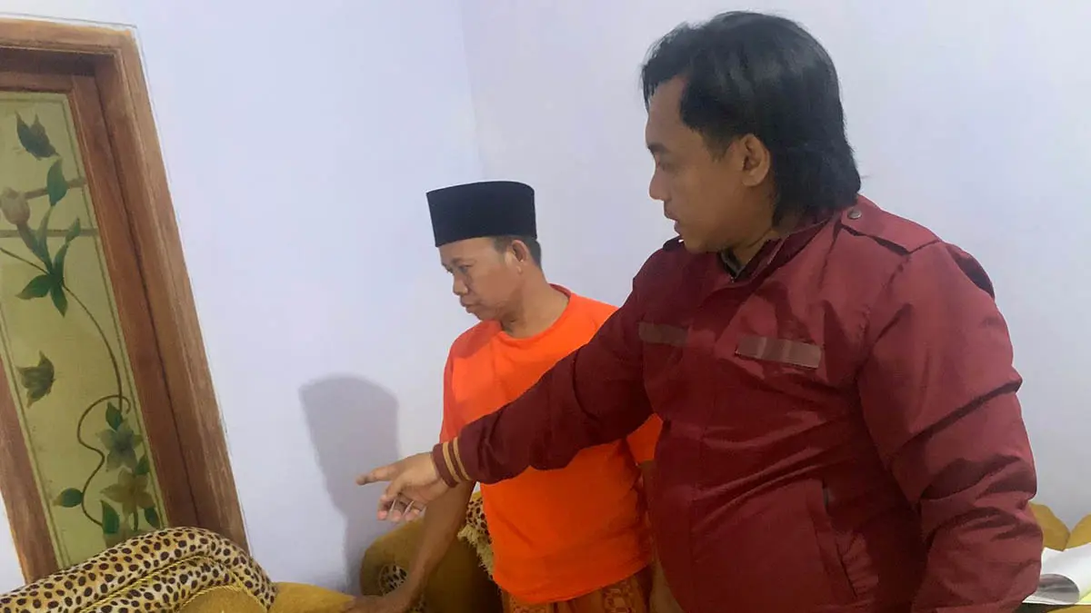 LEWAT SINI: Polisi melakukan olah TKP di rumah Hunaina yang dirampok Senin (6/4) dini hari lalu. (Foto: Polres Pasuruan for Jawa Pos Radar Bromo)