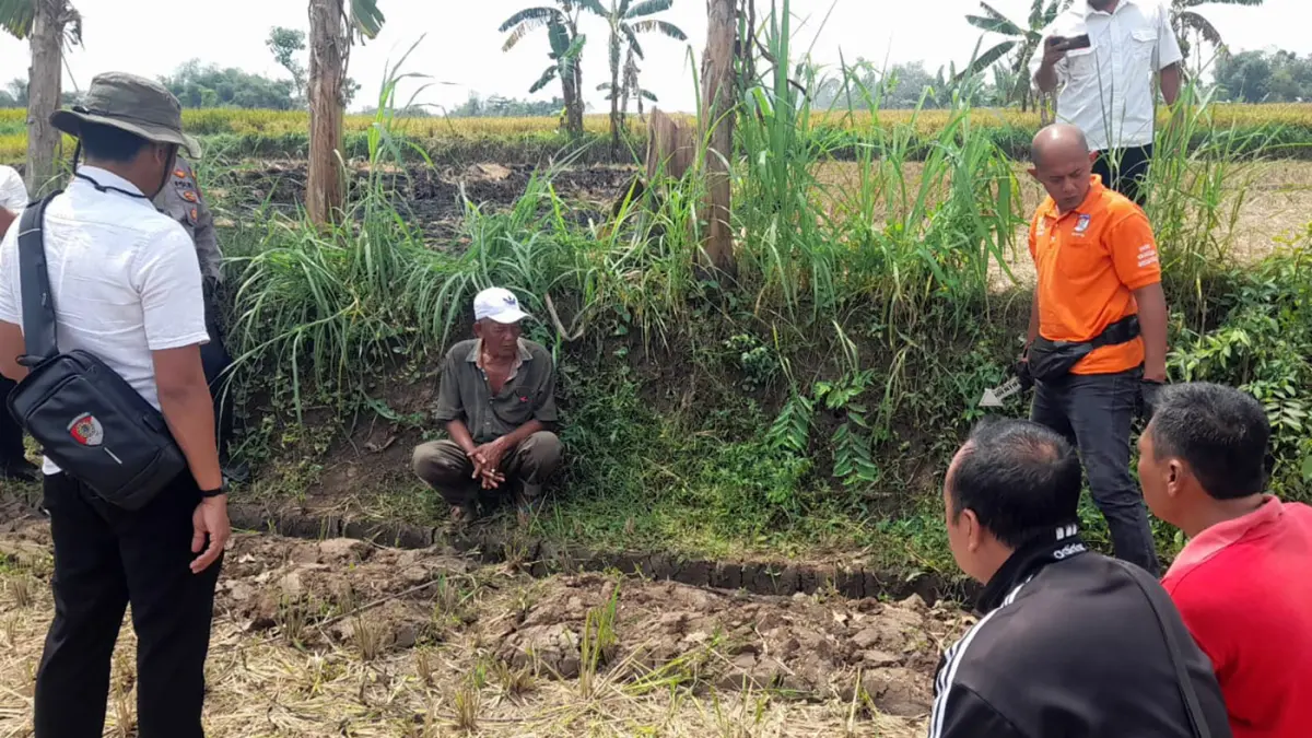 OLAH TKP: Petugas kepolisian saat melakukan olah TKP, lokasi penemuan ibu asal Watestani, Nguling di parit areal sawah Tongas, Probolinggo, Rabu pagi (8/4). 
