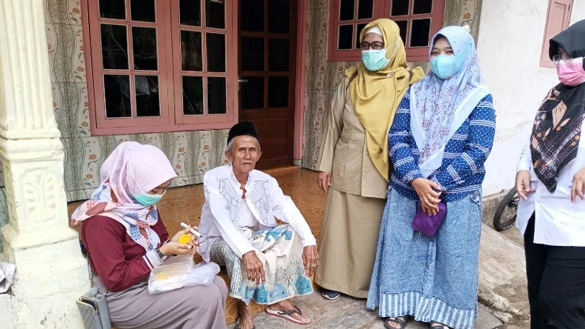 PENDATAAN: Tim petugas program TBC saat melakukan pendataan terhadap salah satu warga di Wonorejo, Kabupaten Pasuruan. (Puskesmas Wonorejo for Radar Bromo)