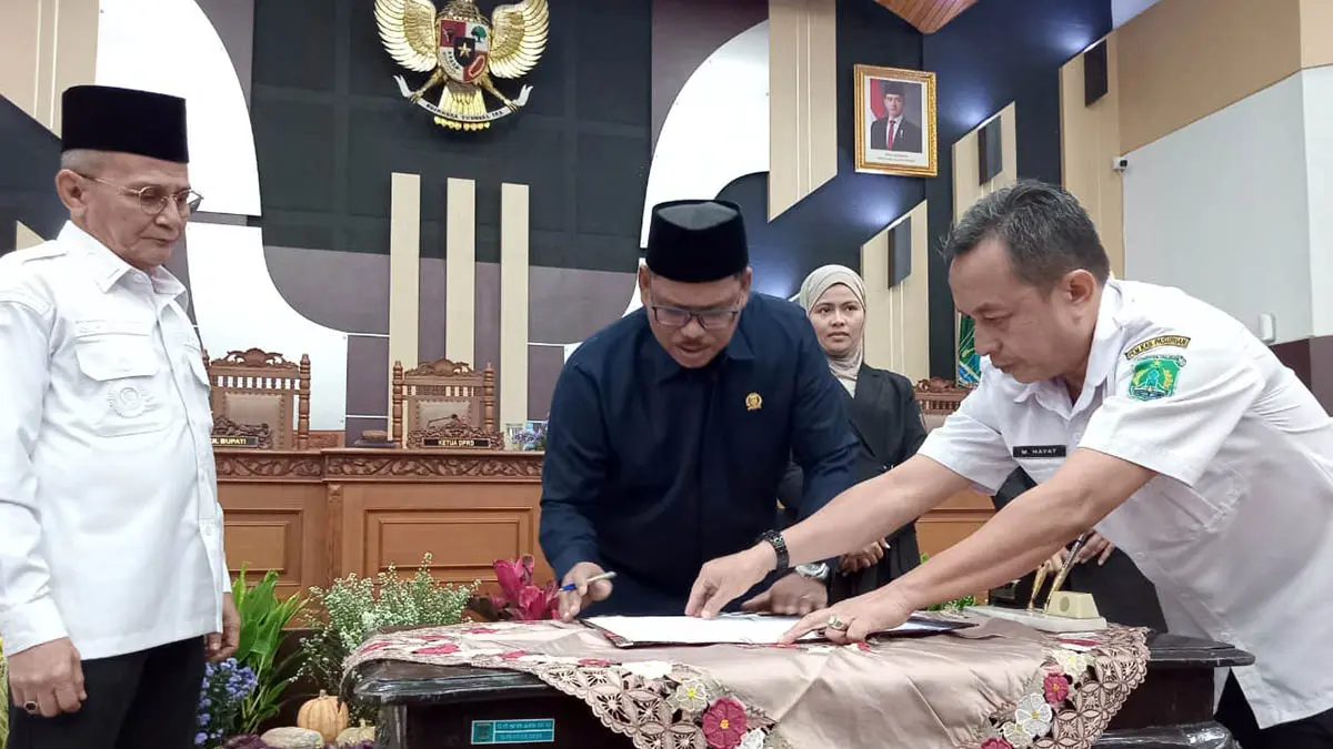 PIMPINAN: Ketua DPRD Samsul Hidayat menandatangani keputusan rekomendasi. (Istimewa)