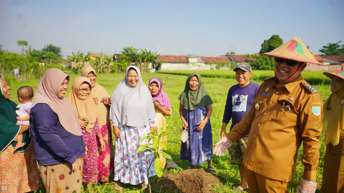 SAPA WARGA: Wali Kota Probolinggo dr. Aminuddin menyapa warga usai menanam bibit pohon mangga di Kelurahan Jrebang Lor, Kecamatan Kedopok. (Arif Mashudi/Jawa Pos Radar Bromo)