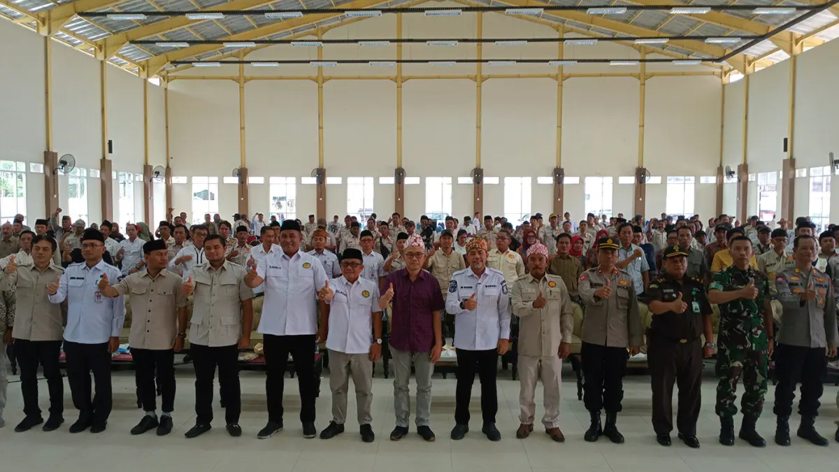 SATU KOMANDO: Bupati Probolinggo dr. Mohammad Haris berfoto bersama pengurus PKDI Jatim, PKDI Kabupaten Probolinggo dan undangan PKDI dengan slogan Satu komando sampai akhir. (Didik Purwanto/ Radar Bromo)