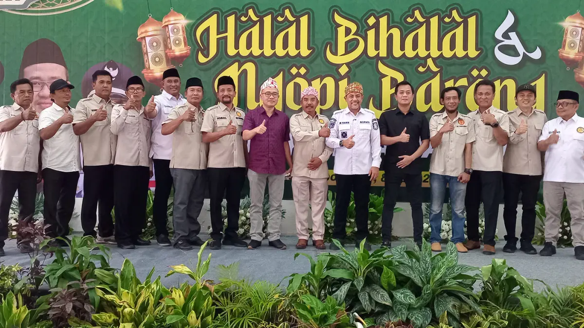 SINERGI : Ketua Dewan Pembina PKDI Pusat Gus Muhammad Yusuf (baju hitam) bersama Bupati Probolinggo dr. Mohammad Haris, bersama pengurus DPD PKDI Jawa Timur dan DPC PKDI Kabupaten Probolinggo.