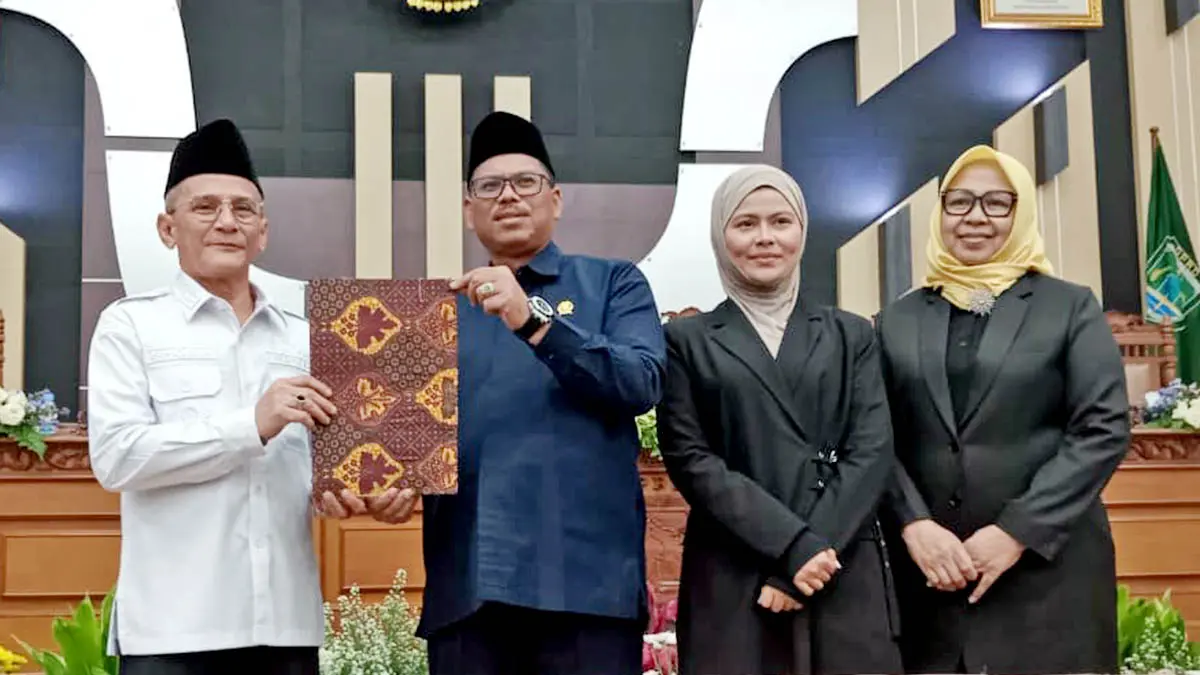 SINERGI: Wakil Bupati Pasuruan, HM Shobih Asrori dan jajaran Pimpinan DPRD Kabupaten Pasuruan sesaat penandatangan keputusan rekomendasi. (Istimewa)