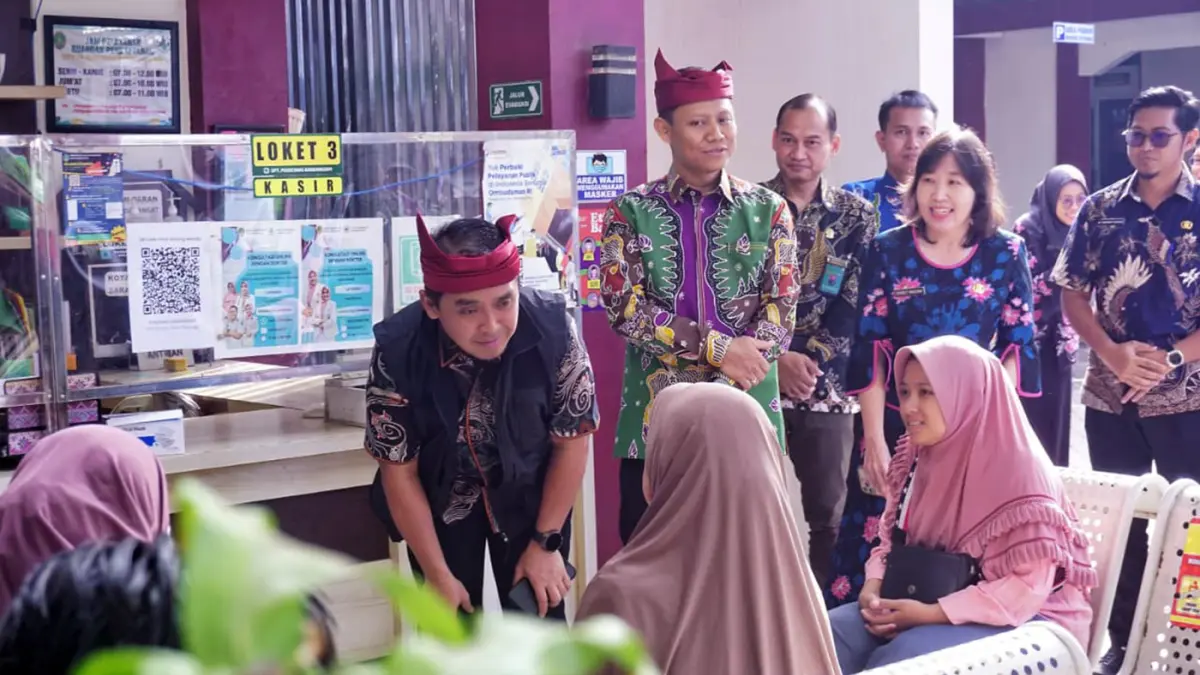 SAPA MASYARAKAT: Momen Wali Kota, dan Wakil Wali Kota saat menyapa masyarakat yang sedang berobat di Puskesmas Kandangsapi. Tampak Wali Kota Dan Wakil Wali Kota juga mengajak masyarakat untuk ikut lakukan pemeriksaan gratis. (Inayah Maharani/ Radar Bromo)