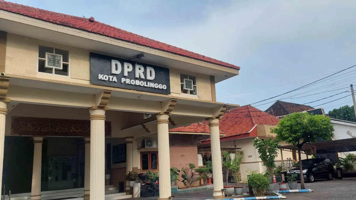 BAKAL DIPERBAIKI: Kantor DPRD Kota Probolinggo, bagian selatan akan diperbaiki dengan anggaran Rp 3 miliar. (ARIF MASHUDI/JAWA POS RADAR BROMO)