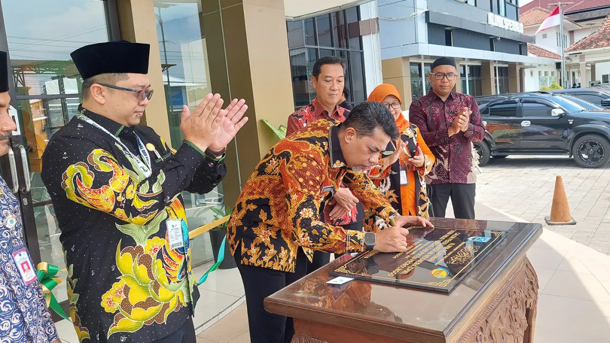 Di HUT RSUD Tongas, Kamis (9/4), Bupati Probolinggo dr. Mohammad Haris, M.Kes. meresmikan gedung Klinik Calon Pekerja Migran Indonesia (CPMI) RSUD Tongas.