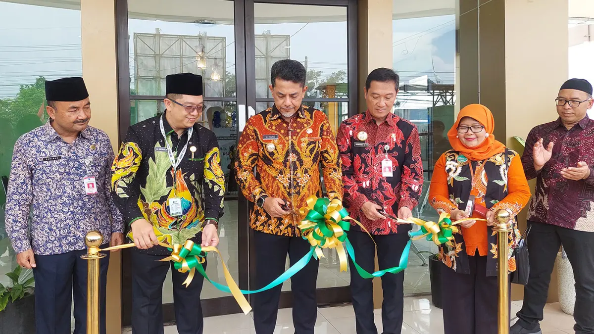 DIRESMIKAN: Bupati Probolinggo dr. Mohammad Haris, M.Kes (tengah, 3 dari kiri) meresmikan gedung Klinik Calon Pekerja Migran Indonesia (CPMI) RSUD Tongas didampingi Direktur RSUD Tongas dr. Catur Prangga W, Sp.A., M.Kes. (sebelah kiri Bupati).