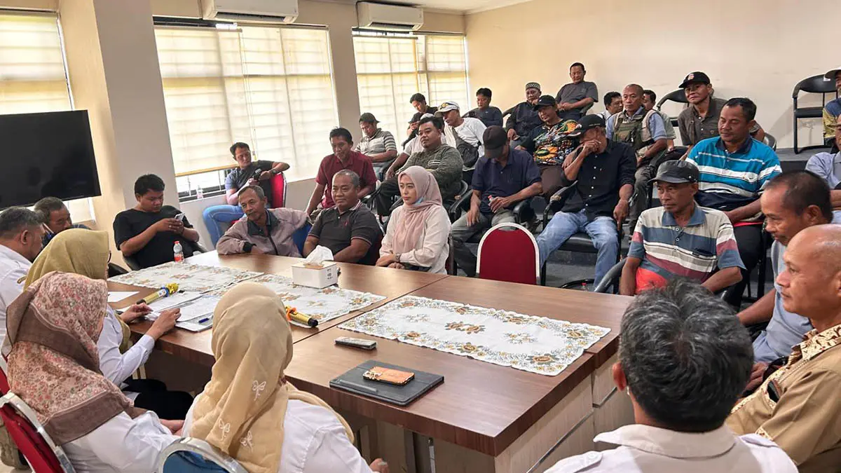 GERUDUK: Warga Kedungringin, Kecamatan Beji saat mendatangi Kantor Dinas Bina Marga, Bina Konstruksi, dan SDA Kabupaten Pasuruan untuk mengadukan soal banjir tahunan. (Muhamad Busthomi/Radar Bromo)