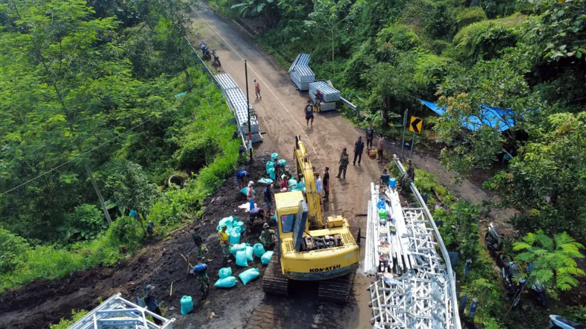 GOTONG ROYONG: Anggota TNI bersama warga setempat gotong royong membangun abutmen jembatan bailey di Jembatan Sumber Duren, Desa Negororejo, Kecamatan Lumbang, Kabupaten Probolinggo, Kamis (9/4). (ZIPUR 5/ABW MALANG for Jawa Pos Radar Bromo)