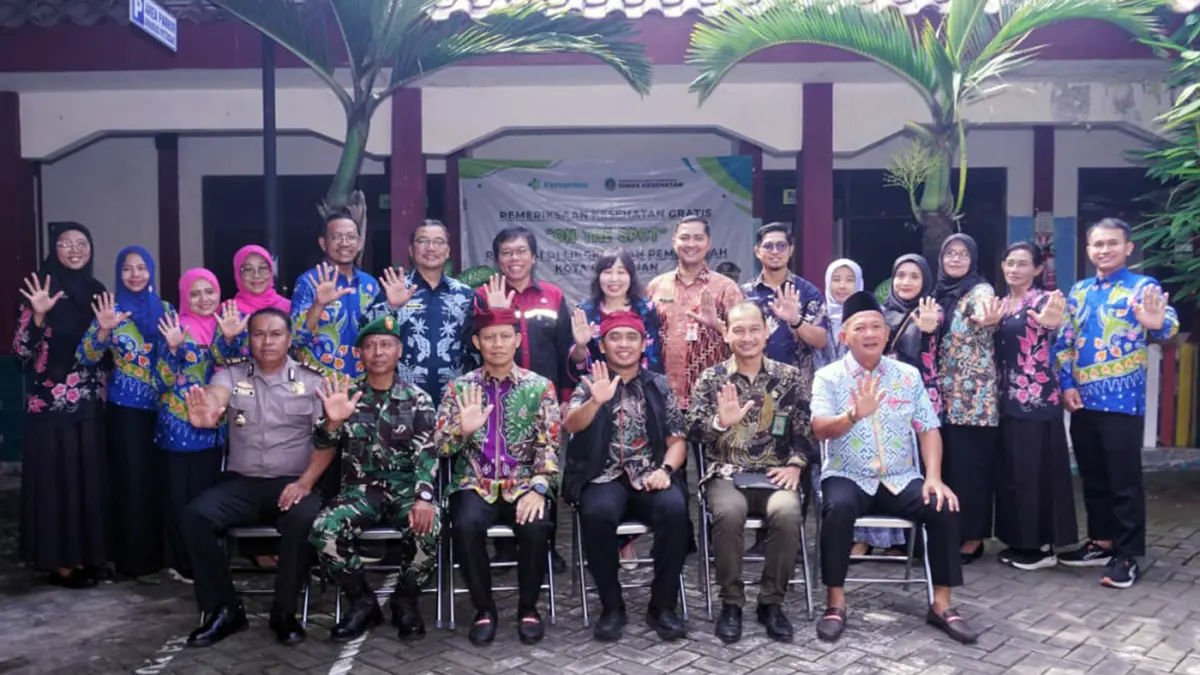PRIORITASKAN KESEHATAN: Wali Kota Pasuruan H. Adi Wibowo bersama dengan Wakil Wali Kota Pasuruan, H.M Nawawi, bersama Sekda, dan Forkopimda setelah melakukan monitoring pemeriksaan kesehatan gratis bagi pegawai di lingkungan Pemerintah Kota Pasuruan (9/4). 