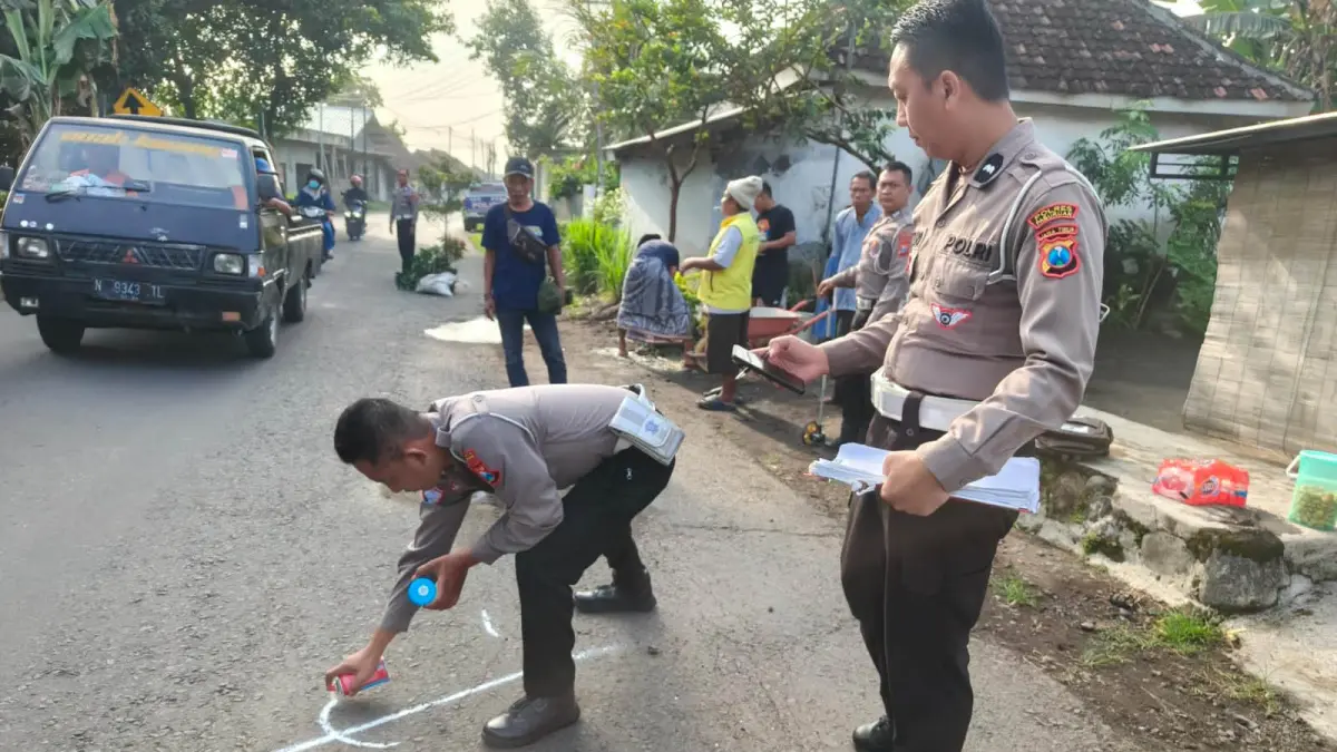JALAN KABUPATEN: Personel Satlantas menggelar olah kecelakaan di jalan Desa Bakalan, Kecamatan Purwosari. (Foto: Satlantas Polres Pasuruan for Jawa Pos Radar Bromo)
