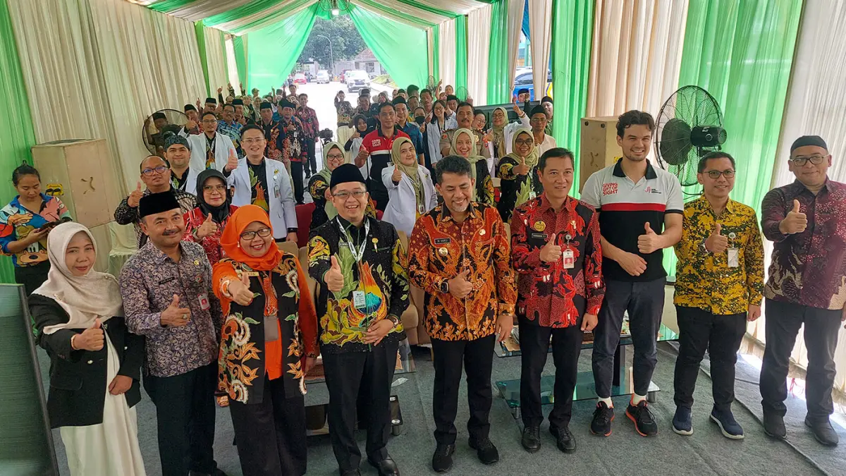 KOMPAK: Bupati Probolinggo dr. Mohammad Haris, M.Kes. berfoto bersama Direktur RSUD Tongas dr. Catur Prangga W, Sp.A., M.Kes. (sebelah kiri Bupati), Kepala Dinkes Kabupaten Probolinggo, dan seluruh civitas Hospitalia RSUD Tongas.