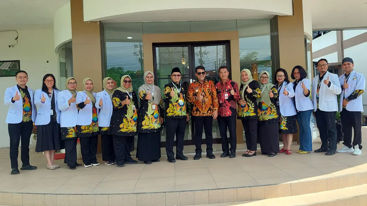 KOMPAK: Bupati Probolinggo dr. Mohammad Haris, M.Kes. berfoto bersama Direktur RSUD Tongas dr. Catur Prangga W, Sp.A., M.Kes. (sebelah kiri Bupati), Kepala Dinkes Kabupaten Probolinggo, dan seluruh civitas Hospitalia RSUD Tongas.