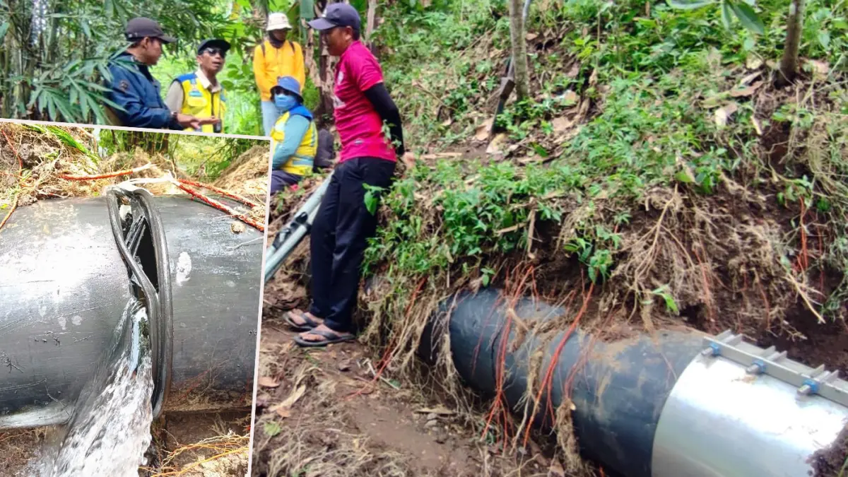 PECAH: Petugas Perumdam Tirta Argapura saat meninjau pipa yang pecah di Desa Ranugedang, Tiris. 