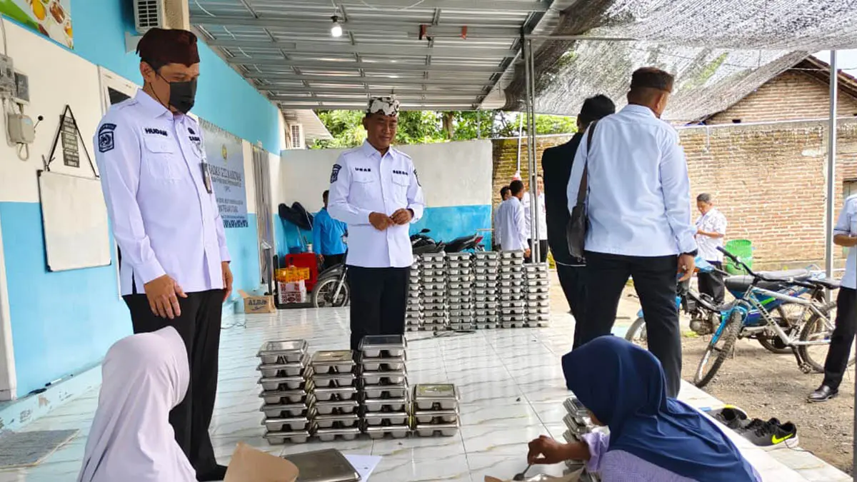 PENGAWASAN: Sekretaris Daerah Kabupaten Probolinggo Ugas Irwanto (tengah) memimpin sidak ke SPPG di wilayah Kecamatan Besuk. (Agus Faiz Musleh/Jawa Pos Radar Bromo)