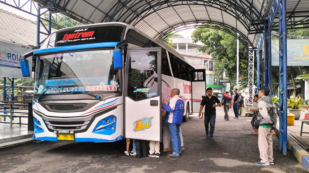 PENUMPANG: Kendaraan bus yang masuk Terminal Pandaan. Keberadaan trayek baru Juanda-Pandaan, sepertinya belum bisa diwujudkan. (Rizal Syatori/Radar Bromo)