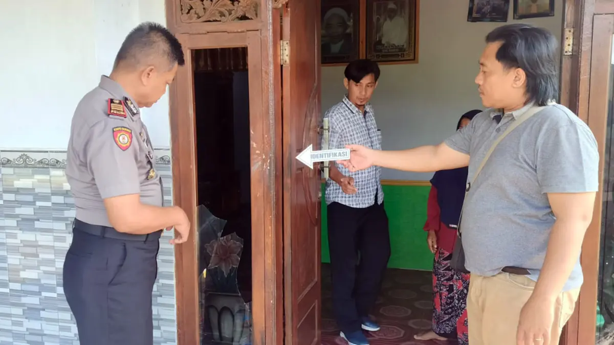 Petugas Polsek Winongan lakukan olah TKP di rumah korban Soleh yang dilempar bondet di Kedungrejo, Winongan, Kabupaten Pasuruan. (Istimewa)