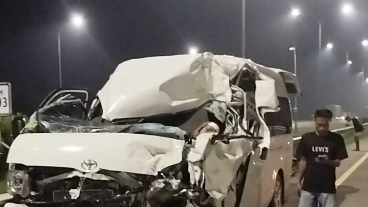 RUSAK: Toyota Hiace bernopol M 7017 VA rusak parah setelah menabrak bagian belakang dump truck tronton di Jalan Tol Gempas, Rabu (8/4). (POLRES PASURUAN KOTA FOR JAWA POS RADAR BROMO)