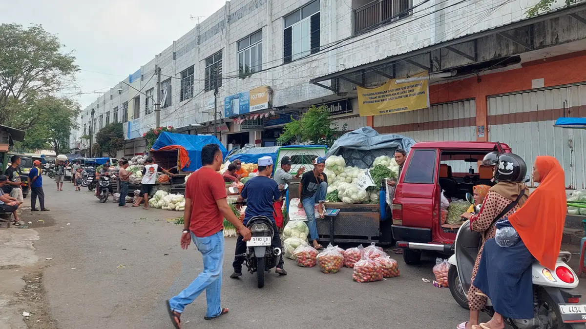 TAK TERTATA: Sejumlah pedagang sayur menggunakan pikap dan mobil yang kembali berjualan di luar area Pasar Gotong Royong, Kota Probolinggo, meski sebelumnya sempat ditertibkan Satpol PP. (Arif Mashudi/ Radar Bromo)