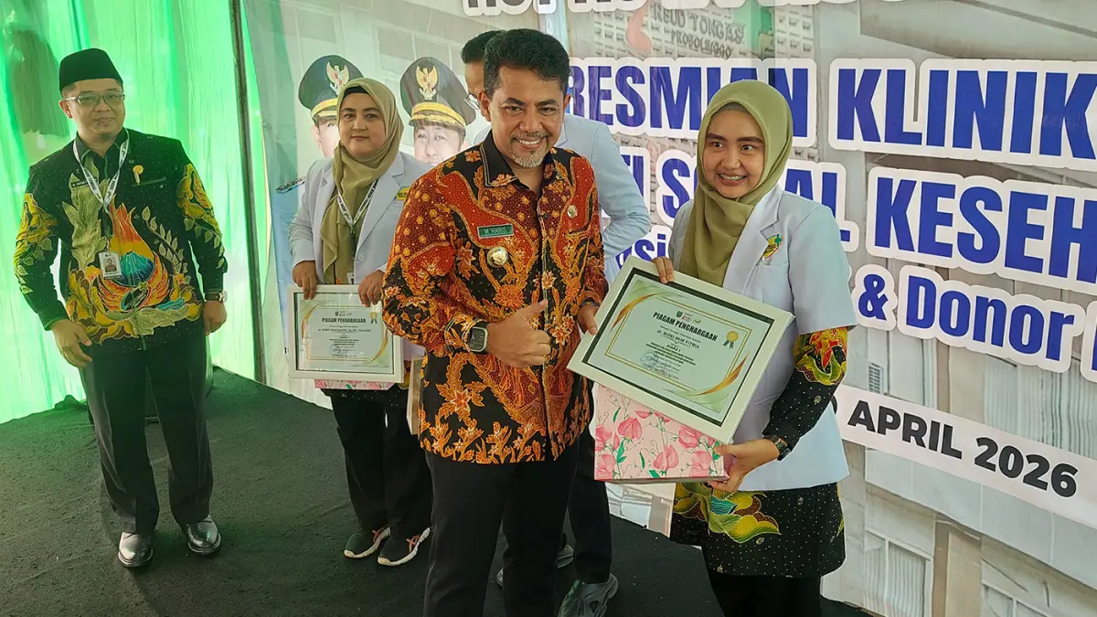 APRESIASI: Bupati Probolinggo dr. Mohammad Haris, M.Kes. didampingi Direktur RSUD Tongas dr. Catur Prangga W, Sp.A., M.Kes. menyerahkan Piagam dan Uang Pembinaan kepada dr. Rizki Nur Fitria sebagai juara I Pegawai Teladan UOBK RSUD Tongas Kategori Dokter Umum/Dokter Gigi Umum Periode Triwulan IV 2025.