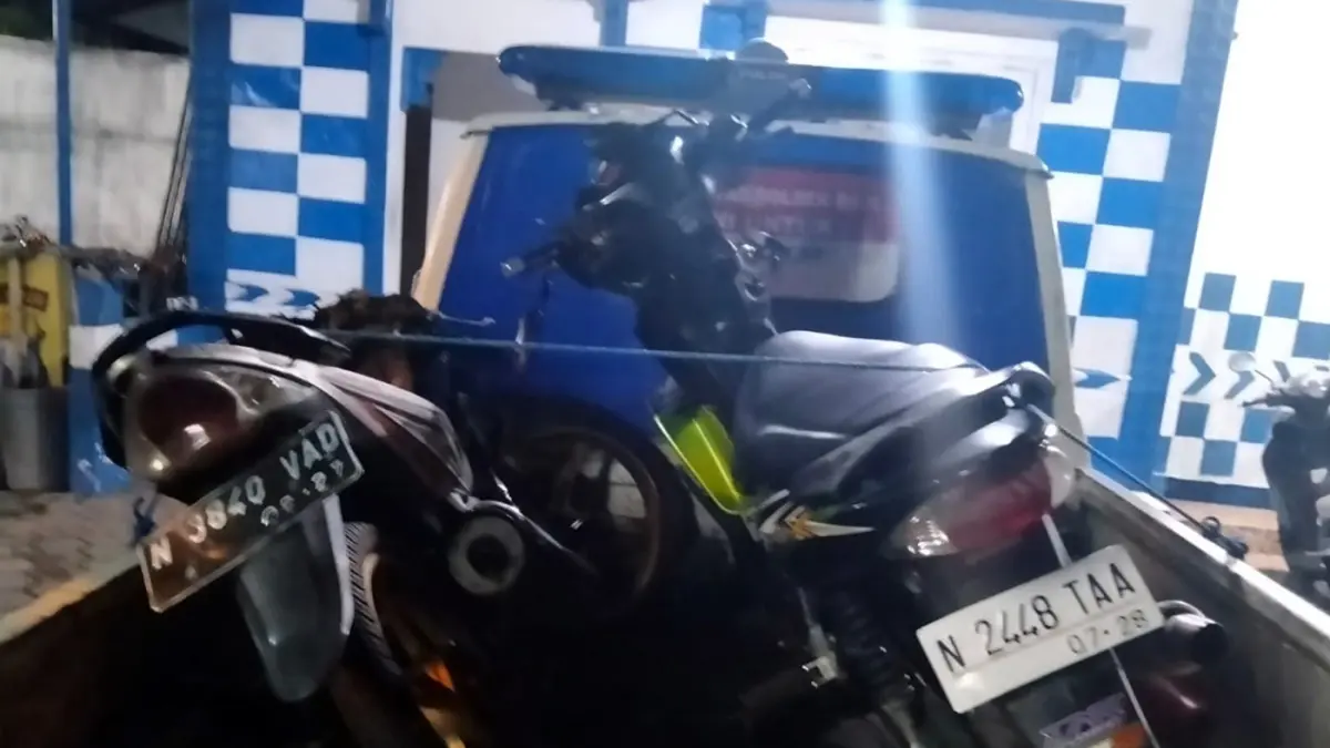 ADU MONCONG: Dua motor yang terlibat kecelakaan maut di Desa Baujeng, Kecamatan Beji, Kabupaten Pasuruan, Kamis (10/4) malam, diamankan ke Poslantas Polsek Beji.