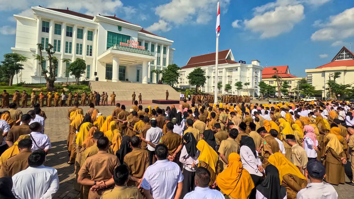 APEL: Bupati Pasuruan M Rusdi Sutejo saat memimpin jalannya apel pegawai di lingkungan Pemkab Pasuruan. Mulai pekan ini, hari Jumat diberlakukan WFH. (Mokhamad Zubaidillah/Radar Bromo)