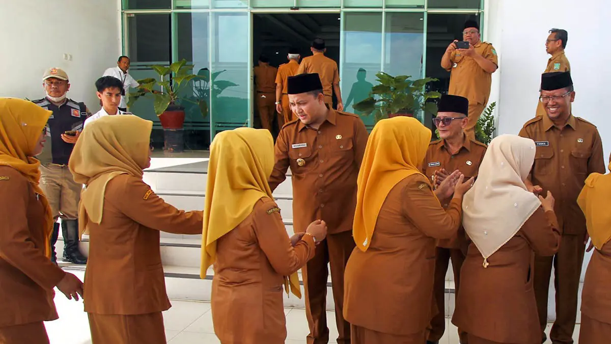 BERSALAMAN: Kegiatan halal bihalal pegawai di lingkungan Pemkab Pasuruan beberapa waktu lalu. Pemkab menargetkan, adanya penghematan hingga 50 persen. (Mokhamad Zubaidillah/Radar Bromo)