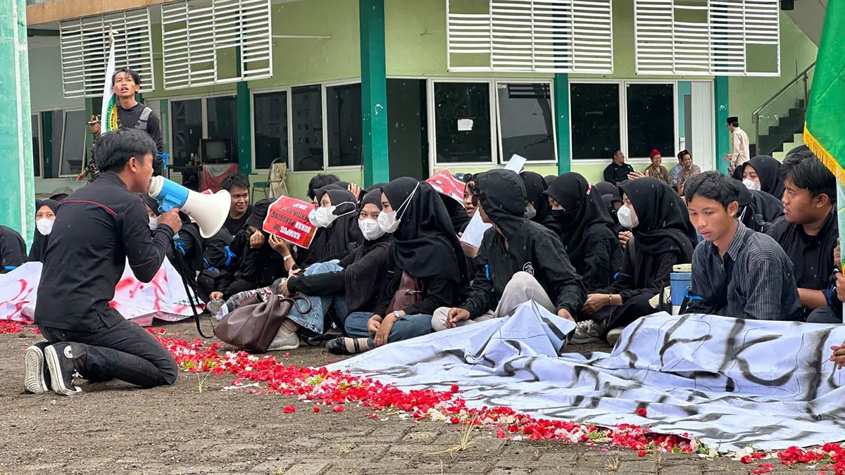 DEMO: Para mahasiswa UNUBA yang tengah menggelar unjuk rasa di depan kantor PCNU Bangil. Mereka mempersoalkan dualisme yayasan serta legalitas rektor. (Muhamad Busthomi/Radar Bromo)