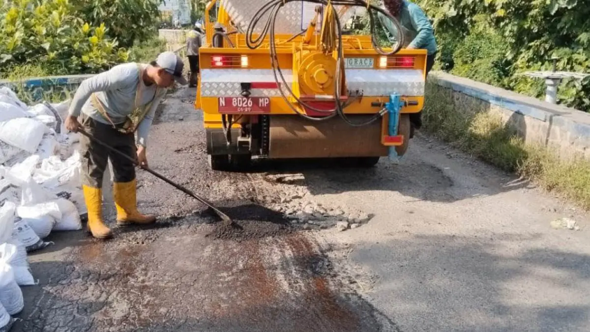 DIBENAHI : Ruas Jalan Pekalen-Condong sebelum dilakukan perbaikan tambal sulam. (foto: Agus Faiz Musleh/Jawa Pos Radar Bromo)