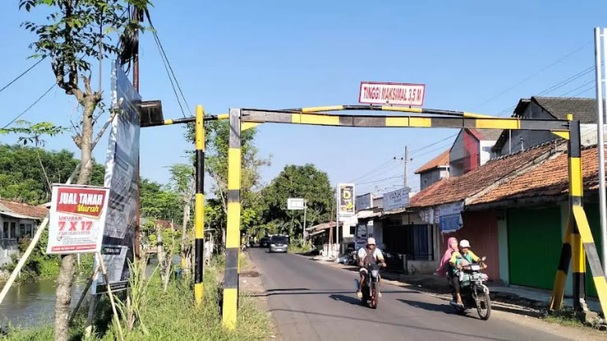 KOKOH: Portal di ruas jalan Desa Klenang Kidul menuju Desa/Kecamatan Tegalsiwalan yang sudah terpasang untuk mengendalikan kendaraan sesuai kelas jalan. (Foto: dok jawa Pos Radar Bromo)