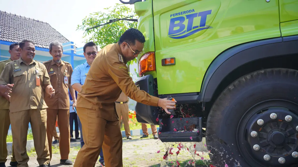 PECAH KENDI: Wali Kota Probolinggo dr. Aminuddin memecahkan kendi ke salah satu truk armada Perseroda BTT sebagat simbol pelucuran armada operasional. (ISTIMEWA)